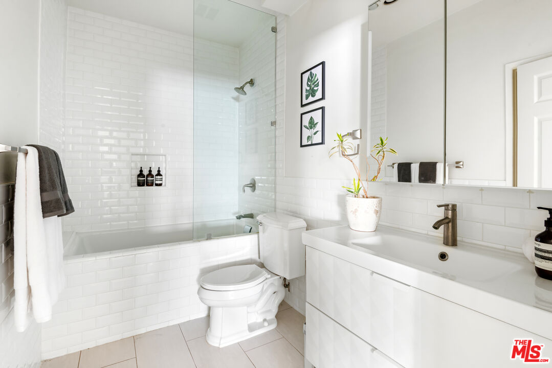 1228 N La Cienega Blvd Unit: 205