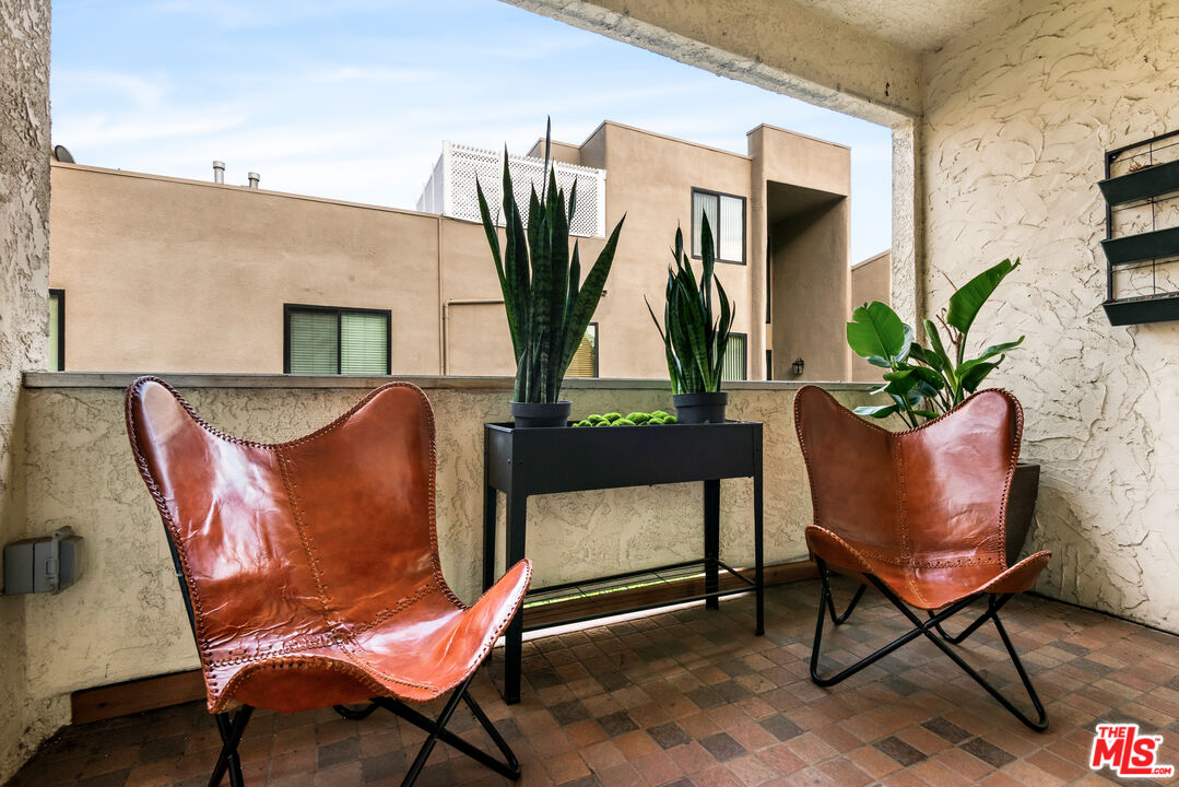 1228 N La Cienega Blvd Unit: 205