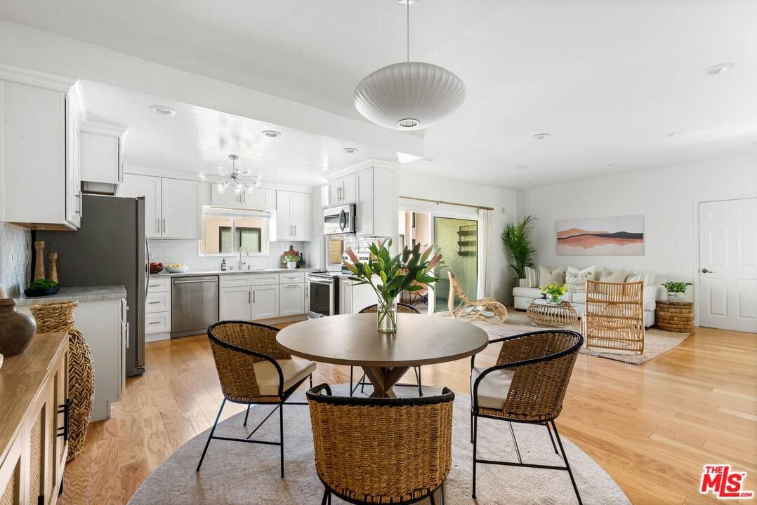 1228 N La Cienega Blvd Unit: 205