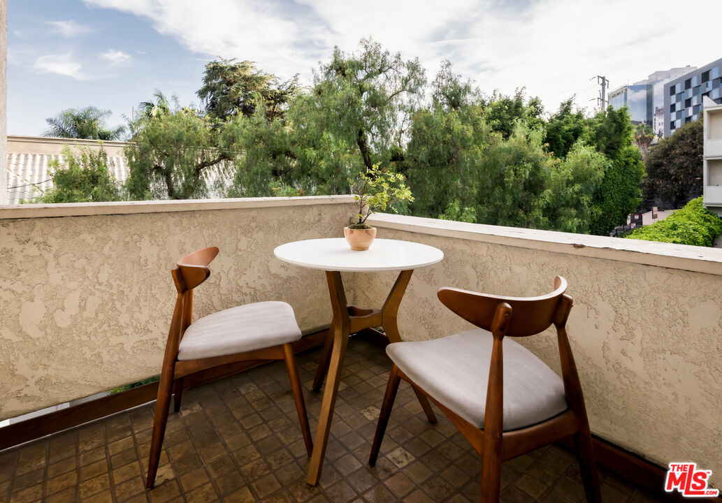 1228 N La Cienega Blvd Unit: 205