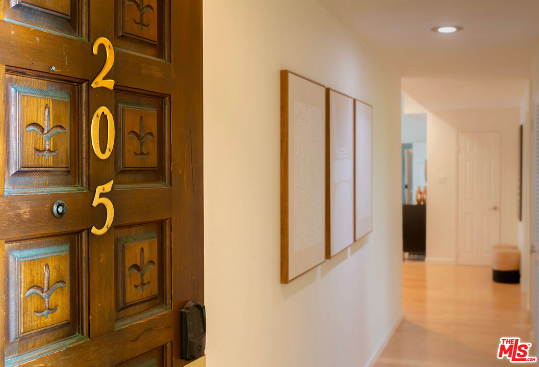 1228 N La Cienega Blvd Unit: 205