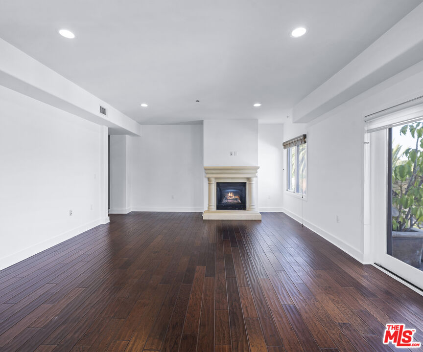 155 N Hamilton Dr Unit: 402