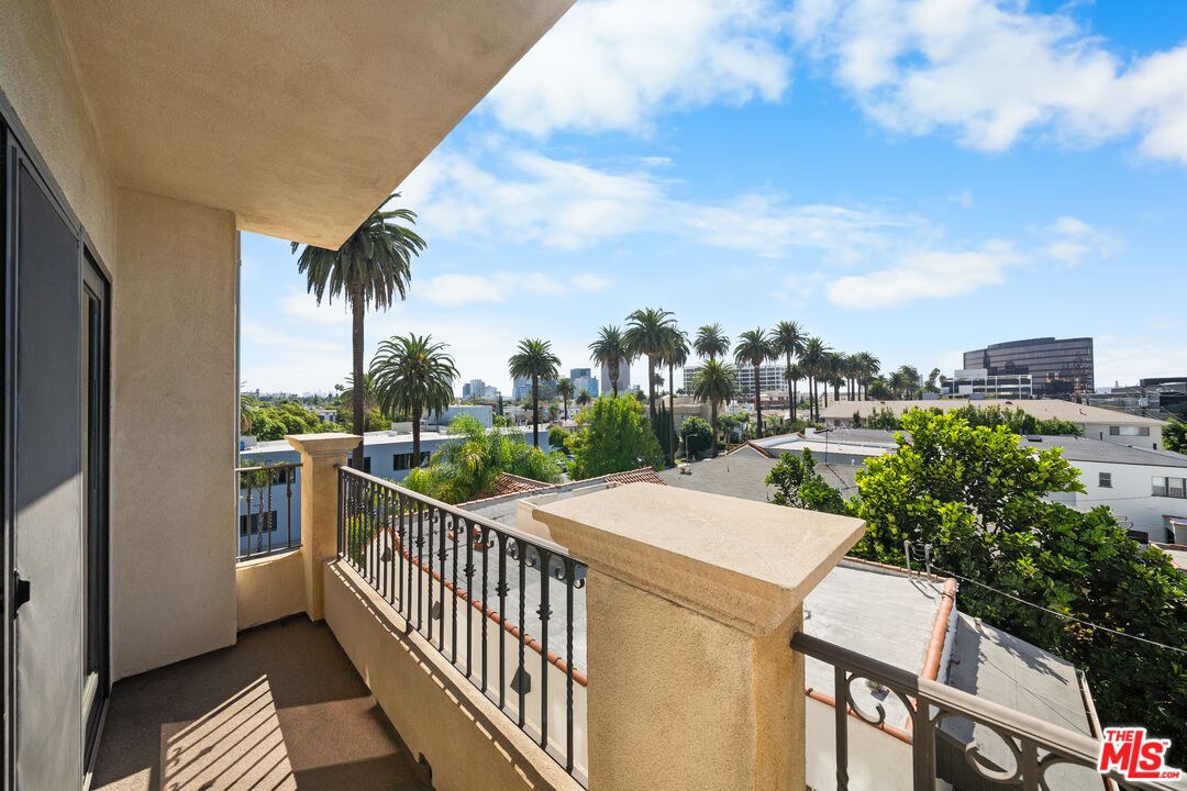 155 N Hamilton Dr Unit: 402