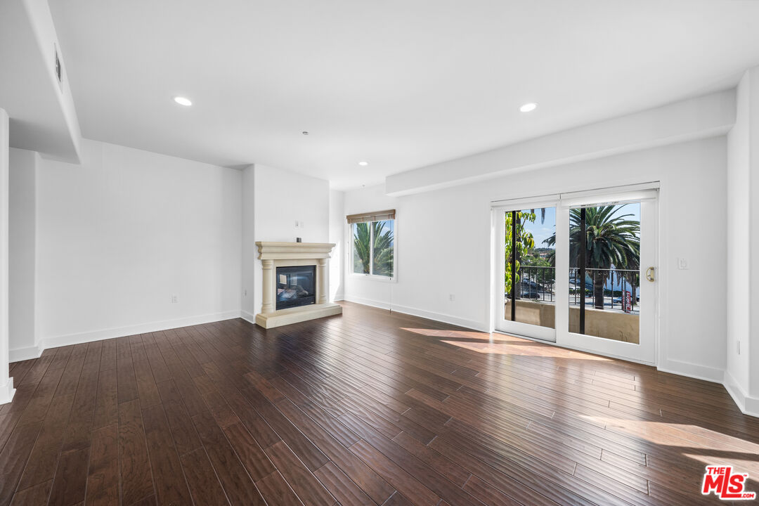 155 N Hamilton Dr Unit: 402