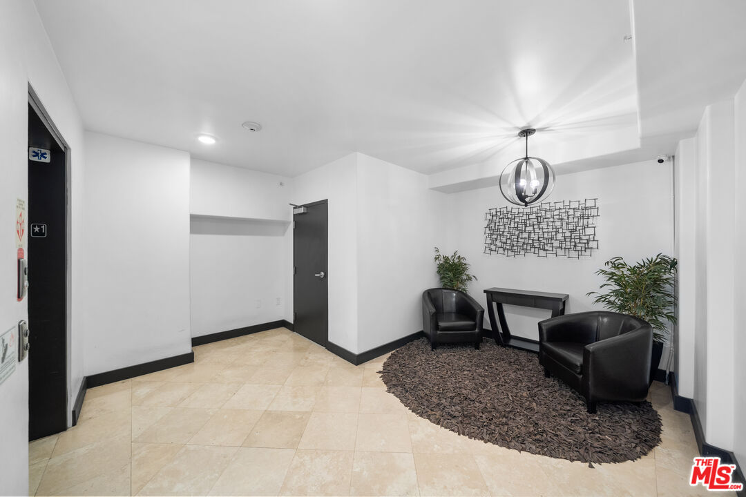 155 N Hamilton Dr Unit: 402