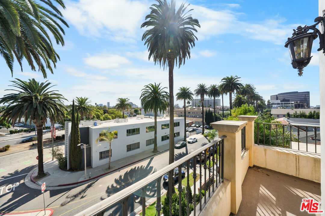 155 N Hamilton Dr Unit: 402