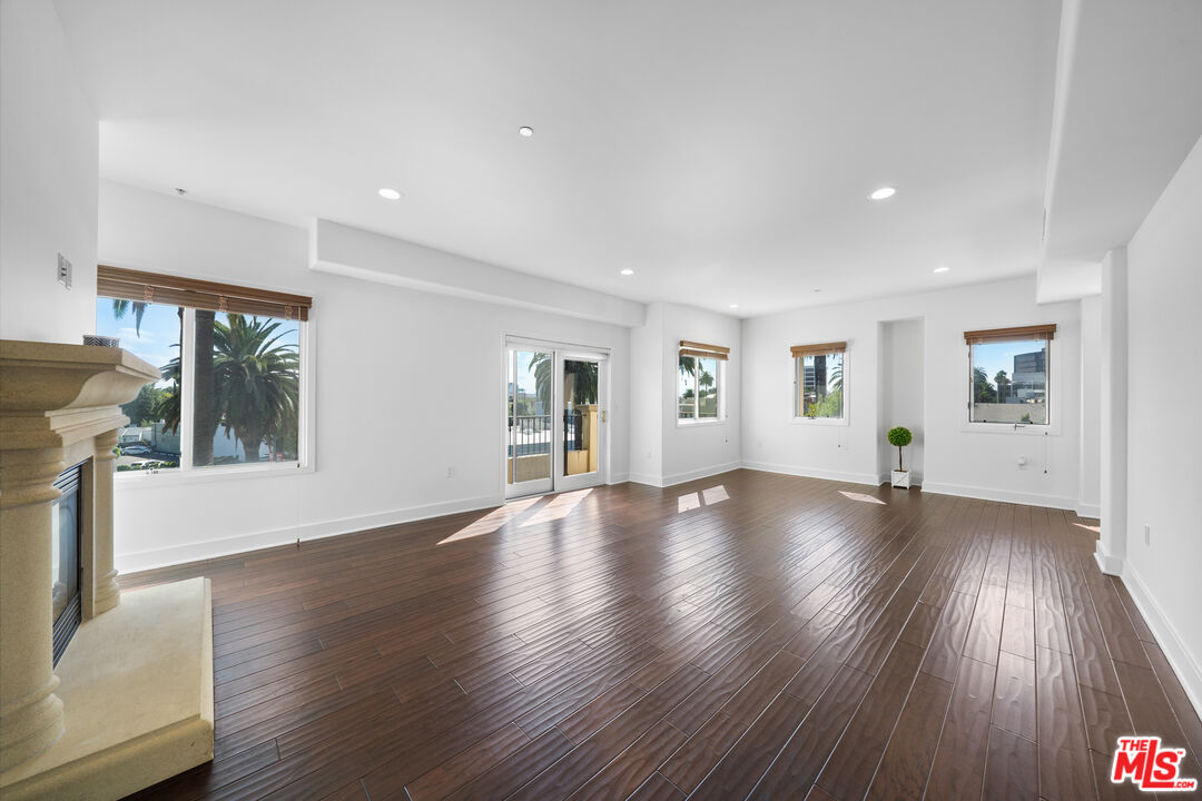 155 N Hamilton Dr Unit: 402