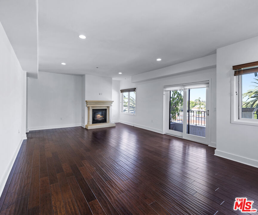 155 N Hamilton Dr Unit: 402