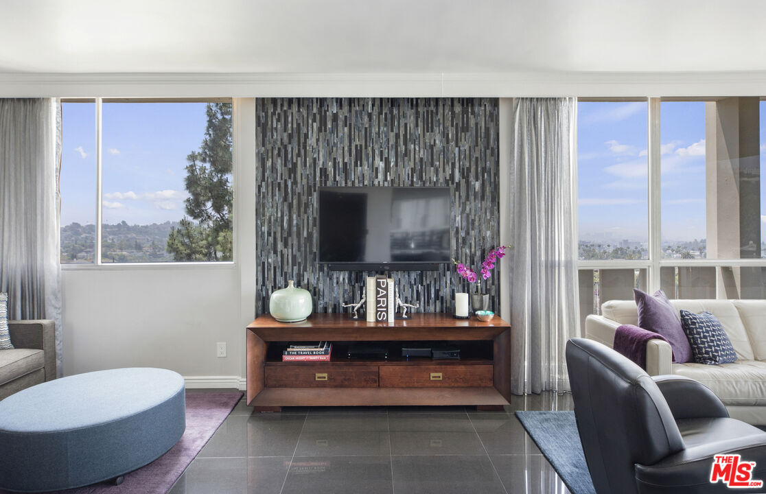 4455 Los Feliz Blvd Unit: 907