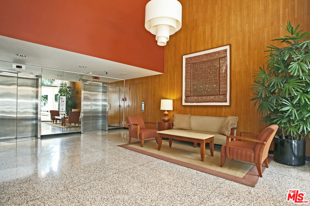 4455 Los Feliz Blvd Unit: 907