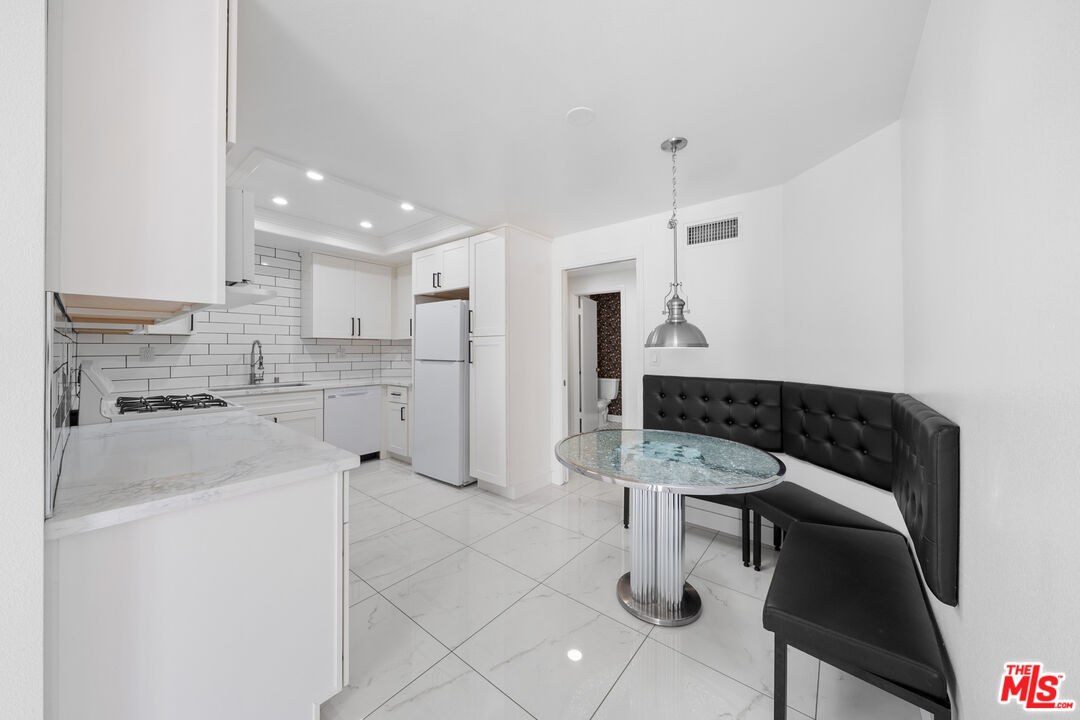 4444 Wilshire Blvd Unit: 206