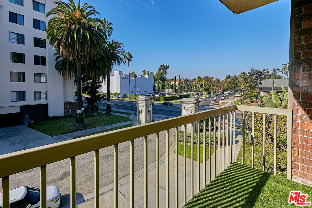 4444 Wilshire Blvd Unit: 206