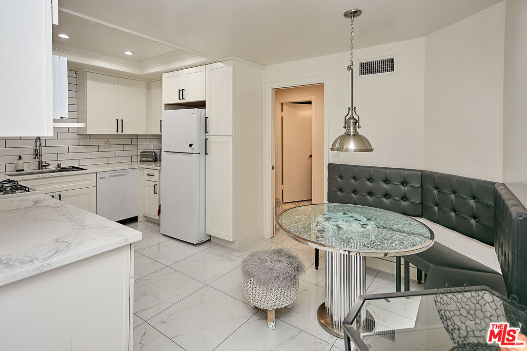 4444 Wilshire Blvd Unit: 206