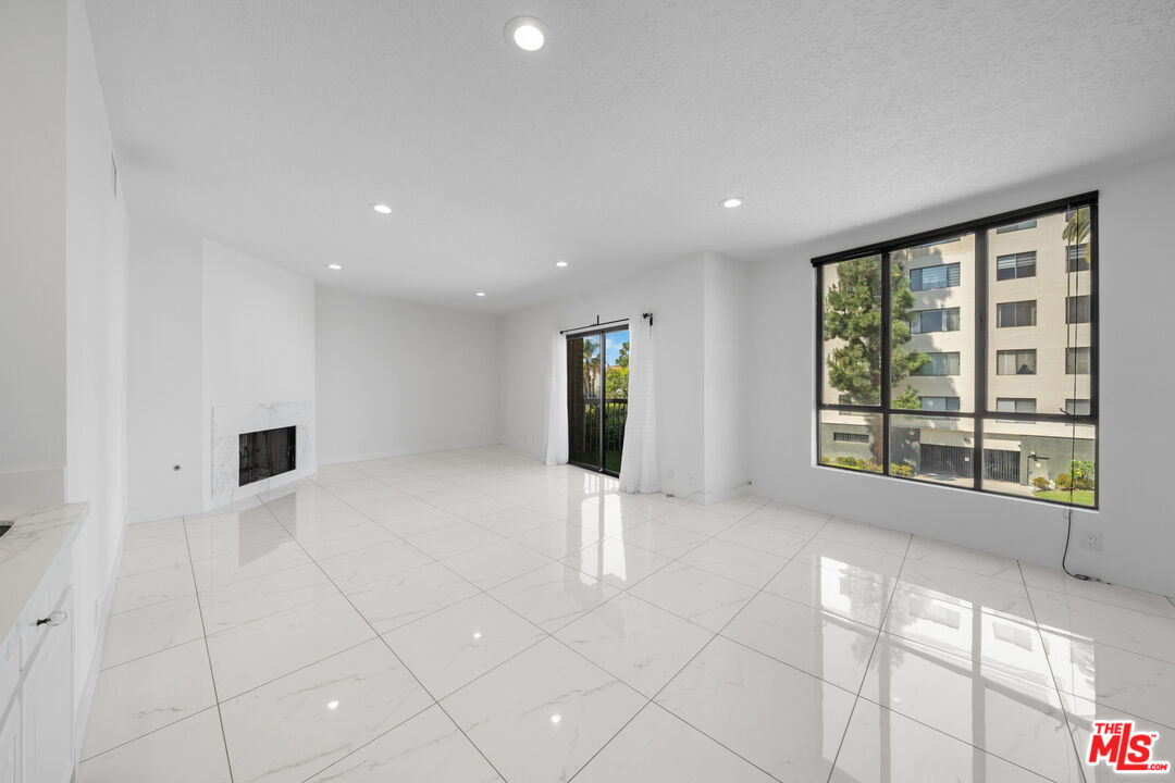 4444 Wilshire Blvd Unit: 206