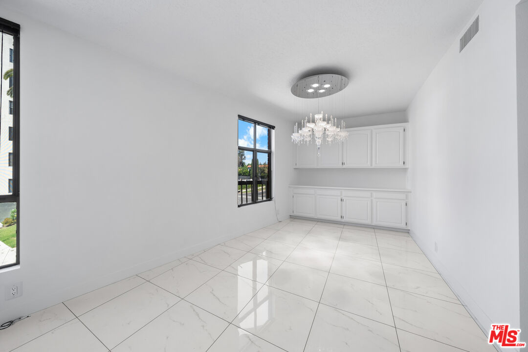 4444 Wilshire Blvd Unit: 206