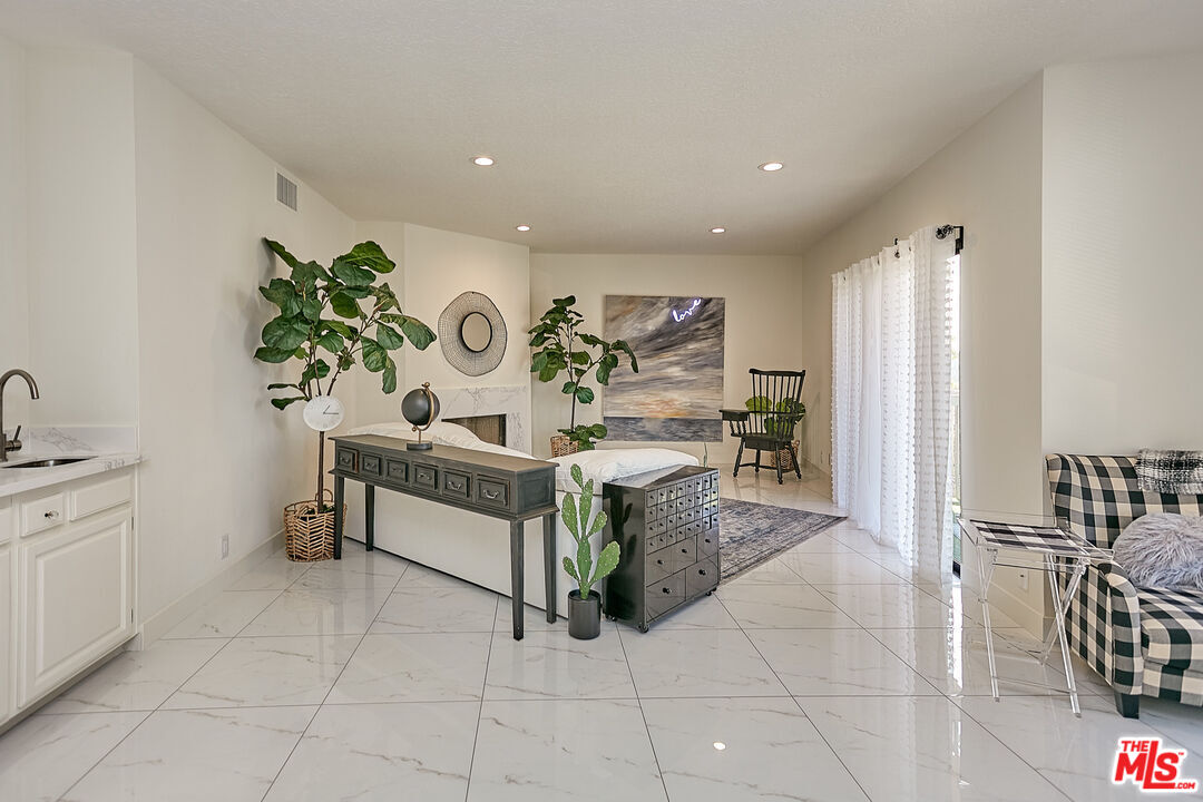 4444 Wilshire Blvd Unit: 206
