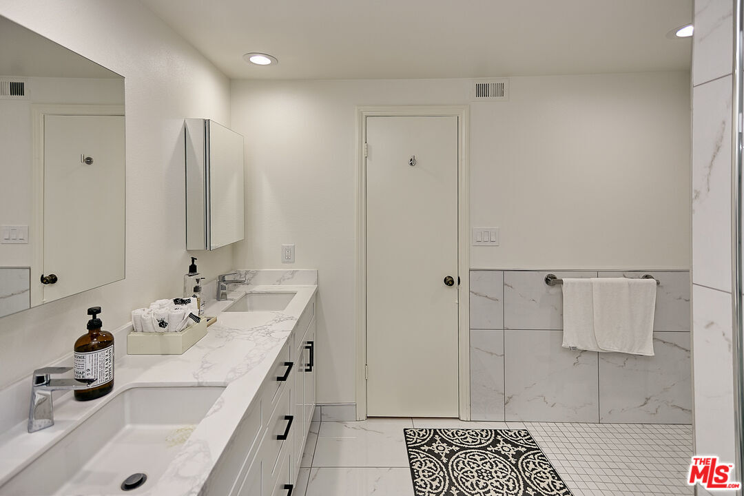 4444 Wilshire Blvd Unit: 206