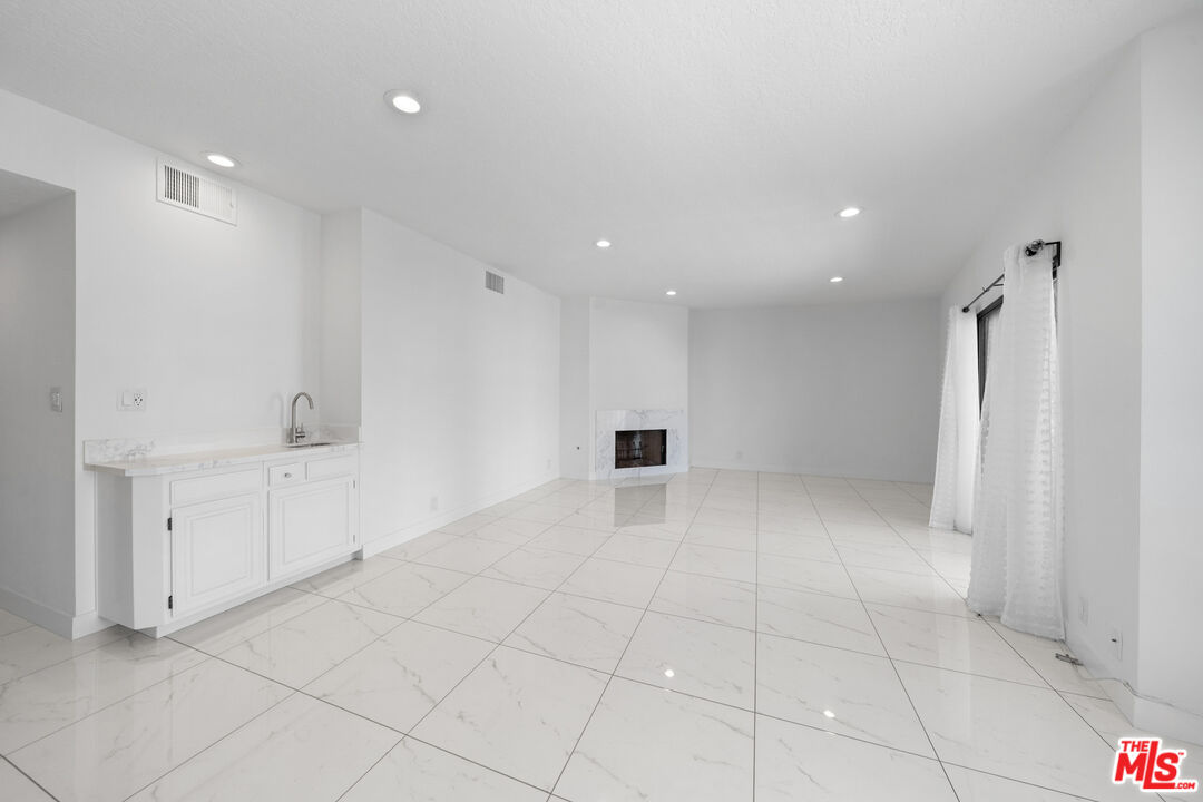 4444 Wilshire Blvd Unit: 206