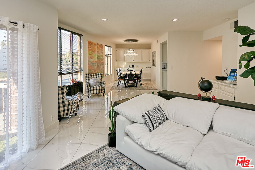 4444 Wilshire Blvd Unit: 206