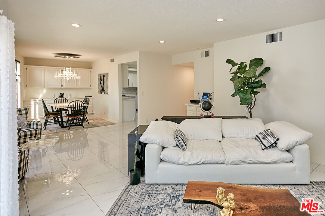 4444 Wilshire Blvd Unit: 206