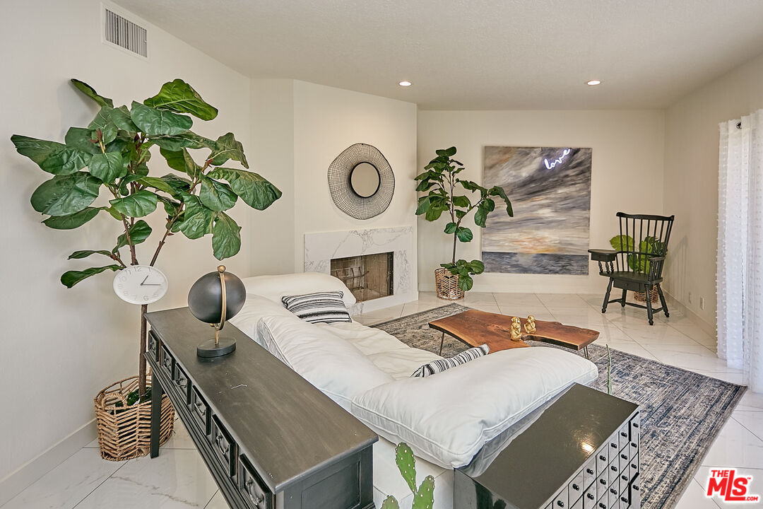4444 Wilshire Blvd Unit: 206