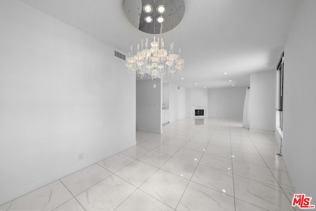 4444 Wilshire Blvd Unit: 206