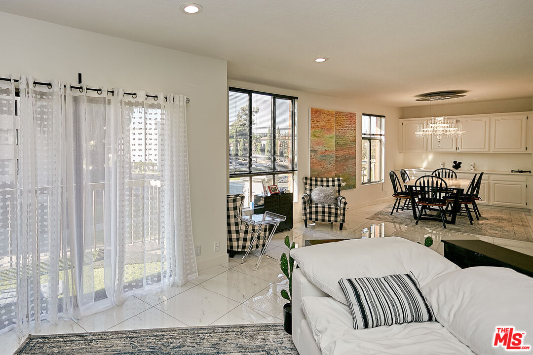 4444 Wilshire Blvd Unit: 206