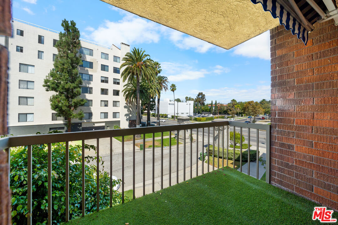 4444 Wilshire Blvd Unit: 206