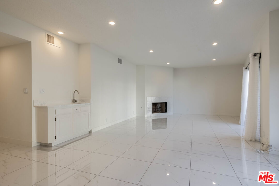 4444 Wilshire Blvd Unit: 206