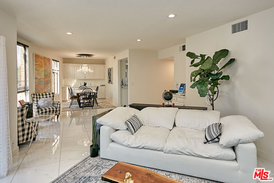 4444 Wilshire Blvd Unit: 206