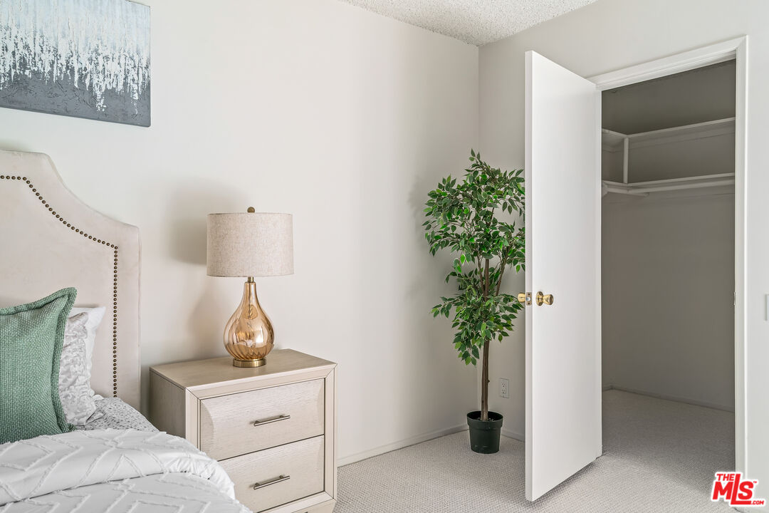 4915 Tyrone Ave Unit: 334