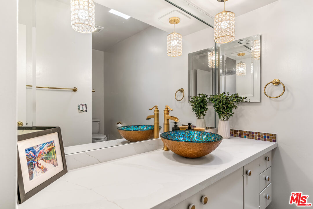 4915 Tyrone Ave Unit: 334