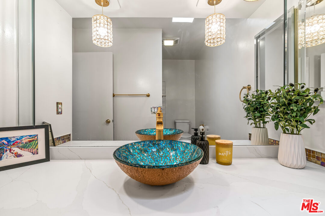 4915 Tyrone Ave Unit: 334