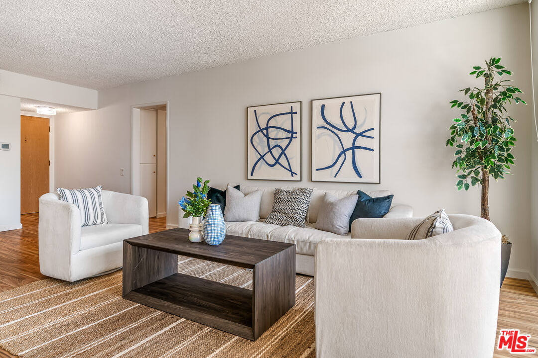 4915 Tyrone Ave Unit: 334