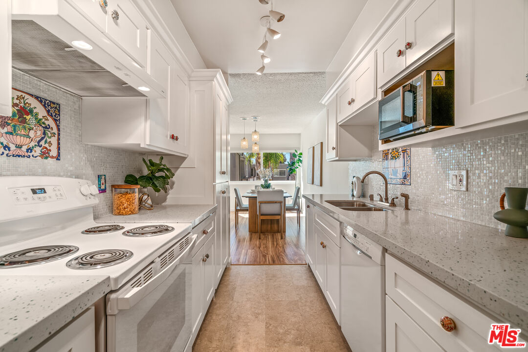 4915 Tyrone Ave Unit: 334