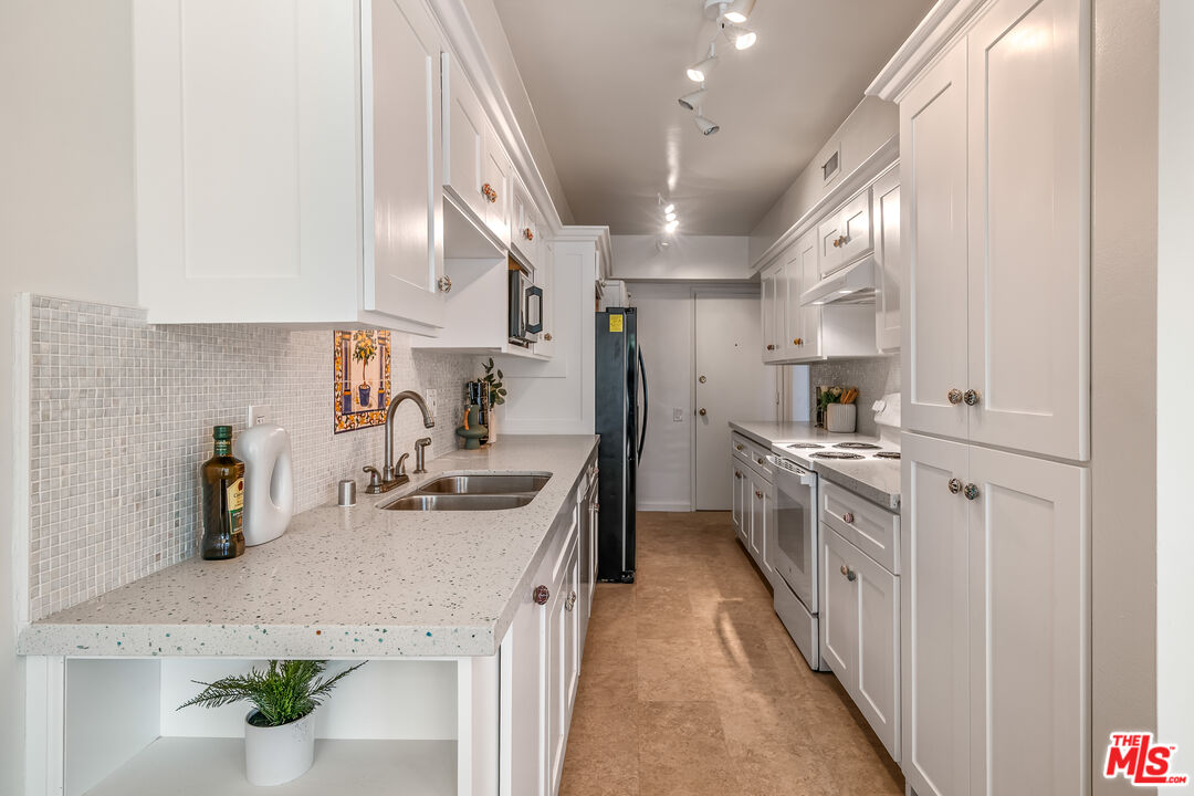 4915 Tyrone Ave Unit: 334