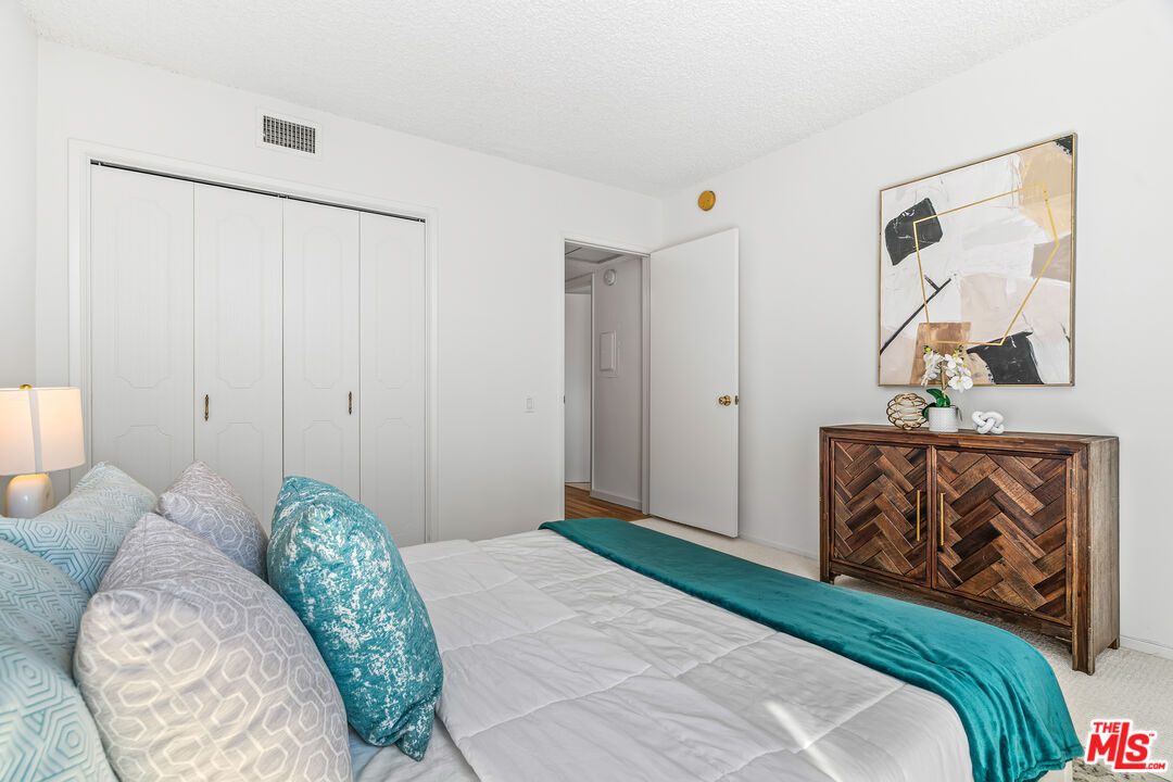 4915 Tyrone Ave Unit: 334