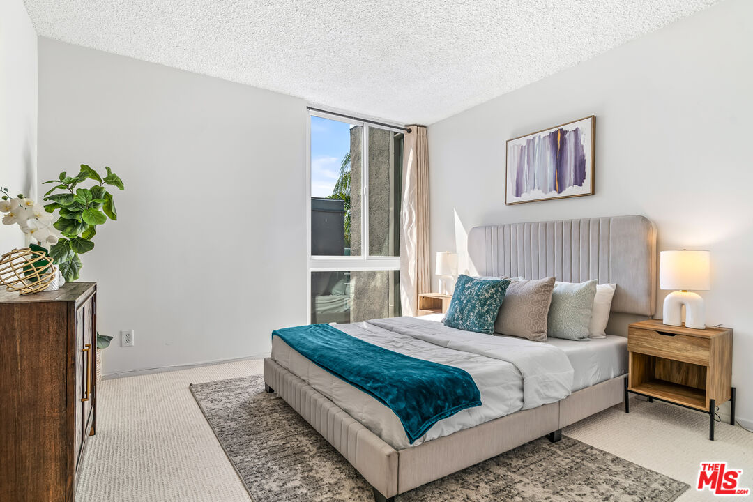 4915 Tyrone Ave Unit: 334