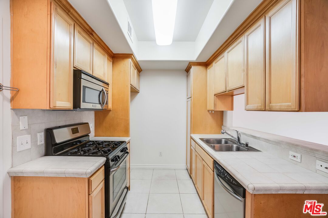 3328 Oakhurst Ave Unit: 111