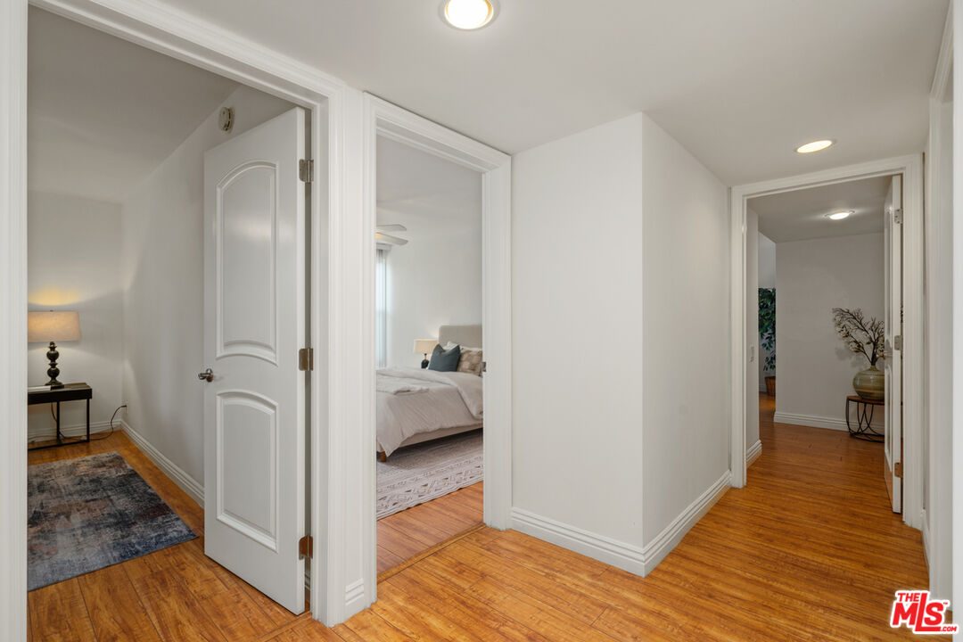 4915 Tyrone Ave Unit: 203