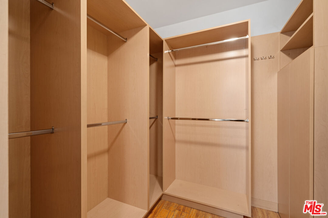 4915 Tyrone Ave Unit: 203