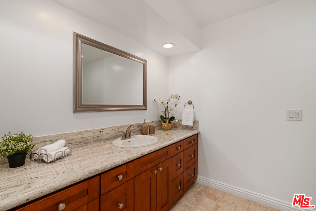 4915 Tyrone Ave Unit: 203