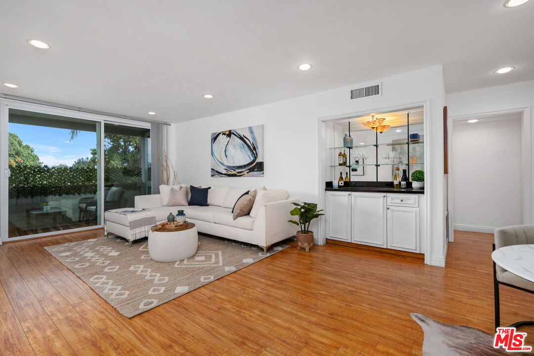 4915 Tyrone Ave Unit: 203