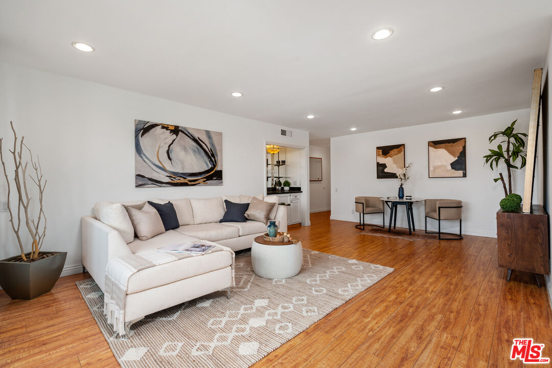4915 Tyrone Ave Unit: 203