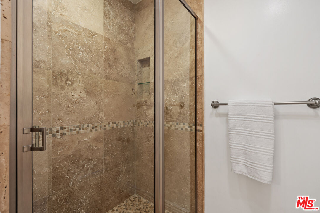 4915 Tyrone Ave Unit: 203