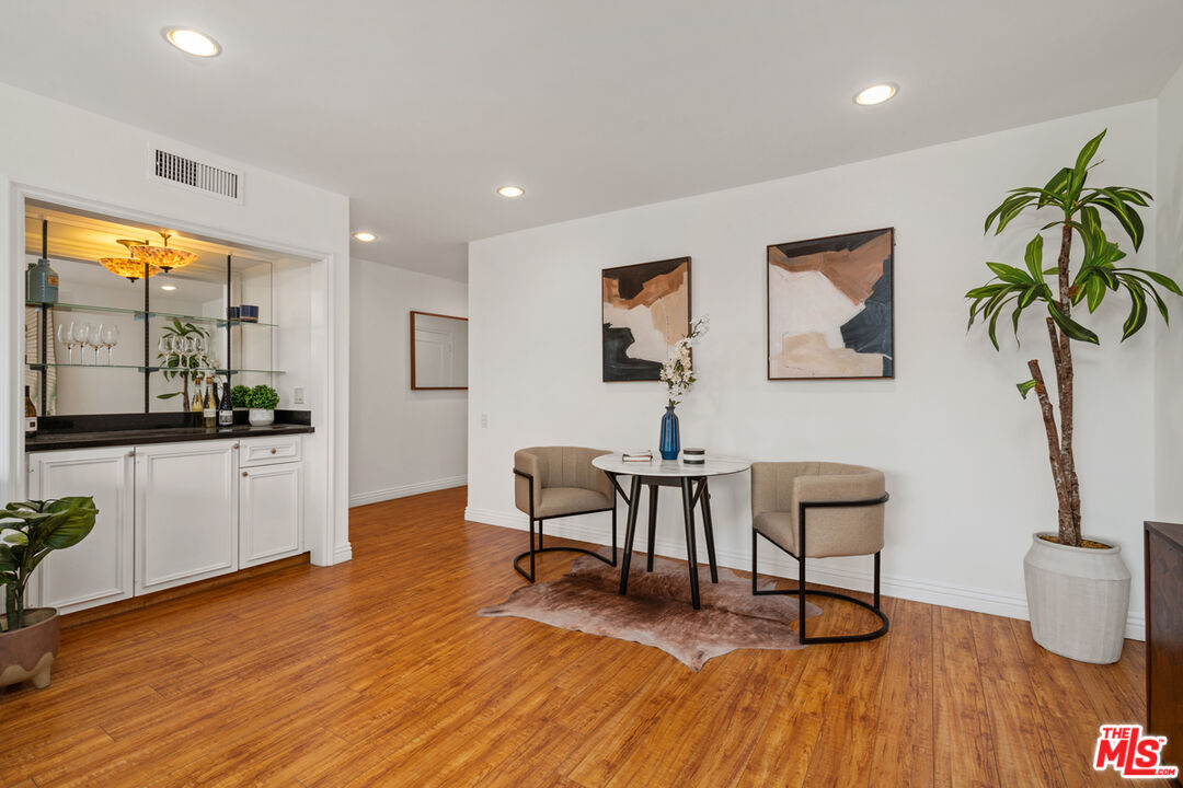 4915 Tyrone Ave Unit: 203