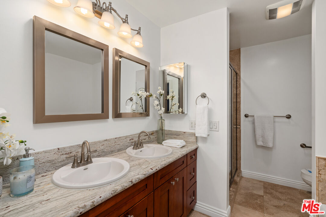 4915 Tyrone Ave Unit: 203