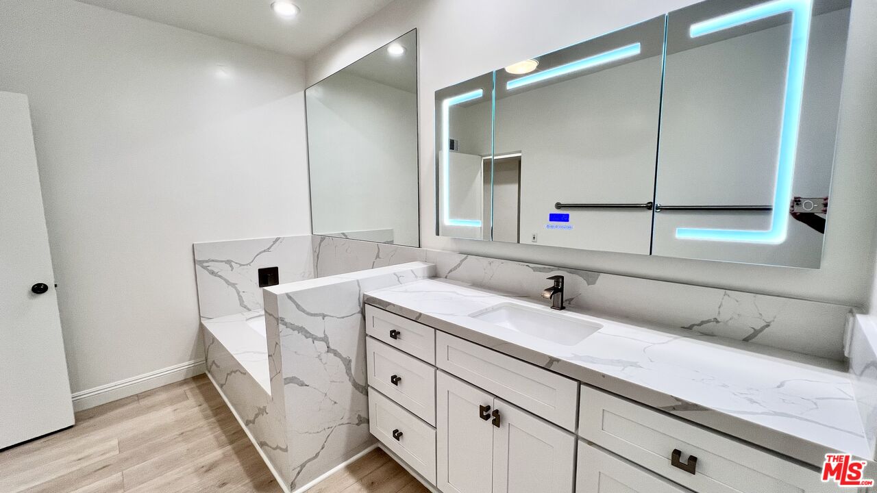 1124 N Kings Rd Unit: 103