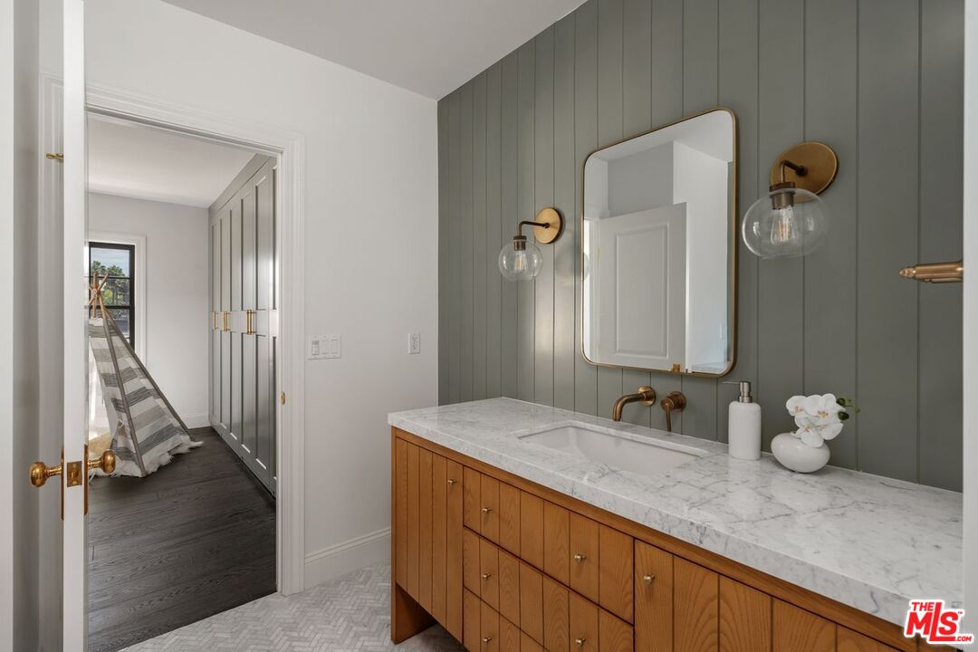 223 S Alta Vista Blvd