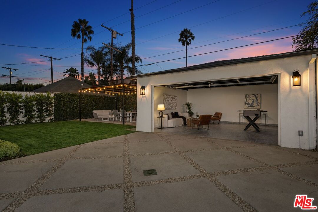 223 S Alta Vista Blvd